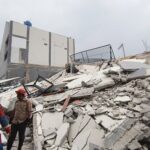 Bangunan dua lantai di Rawa Badak runtuh.