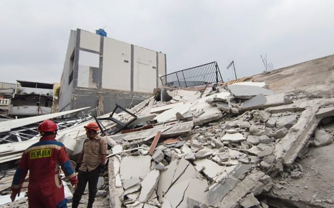 Bangunan dua lantai di Rawa Badak runtuh.