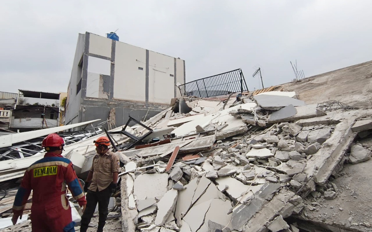 Bangunan dua lantai di Rawa Badak runtuh.