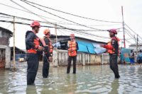 Warga yang tinggal di pesisir Jakarta diminta mewaspadai banjir rob.