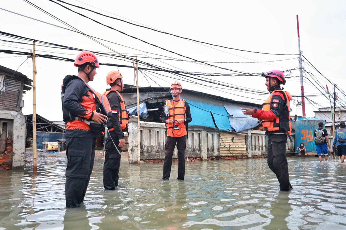 Warga yang tinggal di pesisir Jakarta diminta mewaspadai banjir rob.