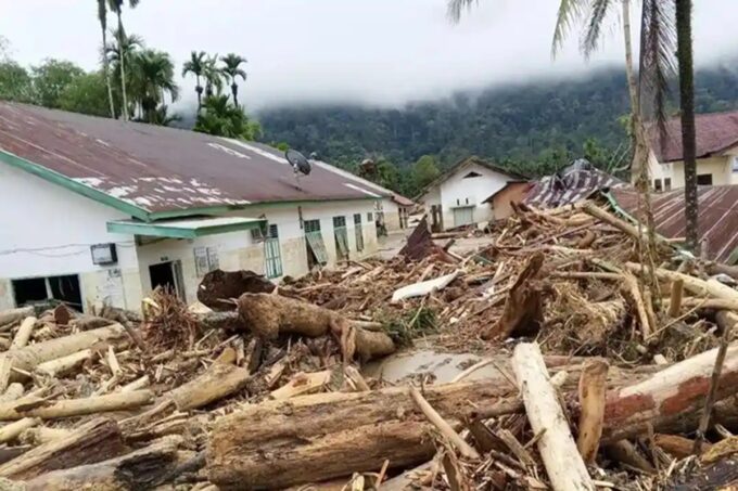 Dampak bencana banjir bandang di Sumatra.