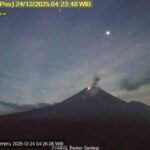 Gunung Semeru kembali erupsi.