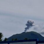 Gunung Ibu semburkan abu vulkanik setinggi 600 meter.