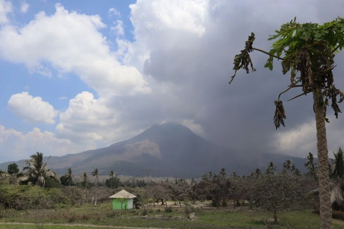Gunung Lewotobi Laki-laki.