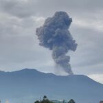 Gunung Marapi terdeteksi mengalami erupsi.