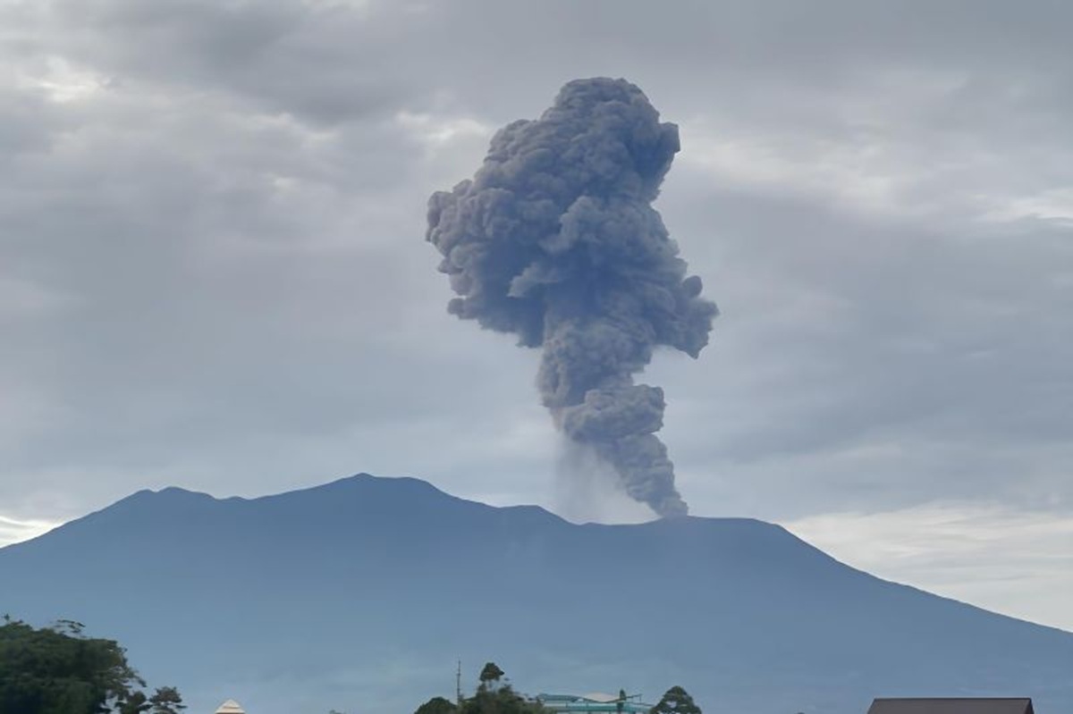 Gunung Marapi terdeteksi mengalami erupsi.