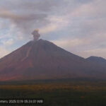 Gunung Semeru kembali erupsi dengan tinggi letusan 1 km.