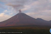 Gunung Semeru kembali erupsi dengan tinggi letusan 1 km.