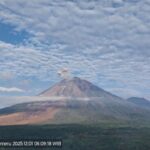 Gunung Semeru kembali erupsi pada Senin, 1 Desember 2025 pagi.