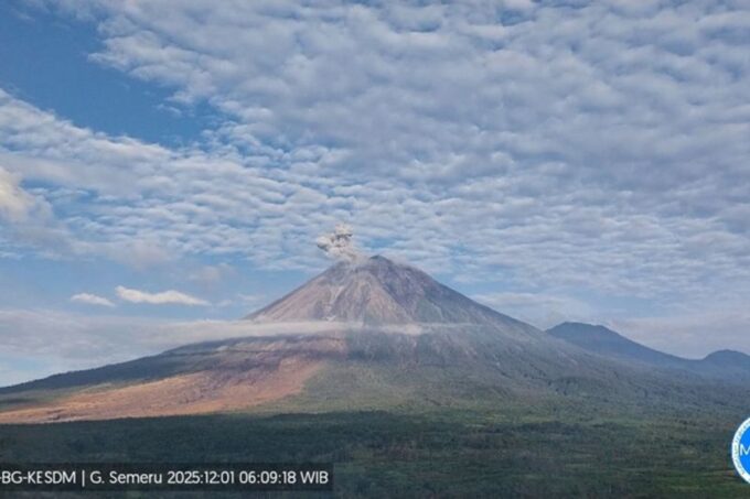 Gunung Semeru kembali erupsi pada Senin, 1 Desember 2025 pagi.