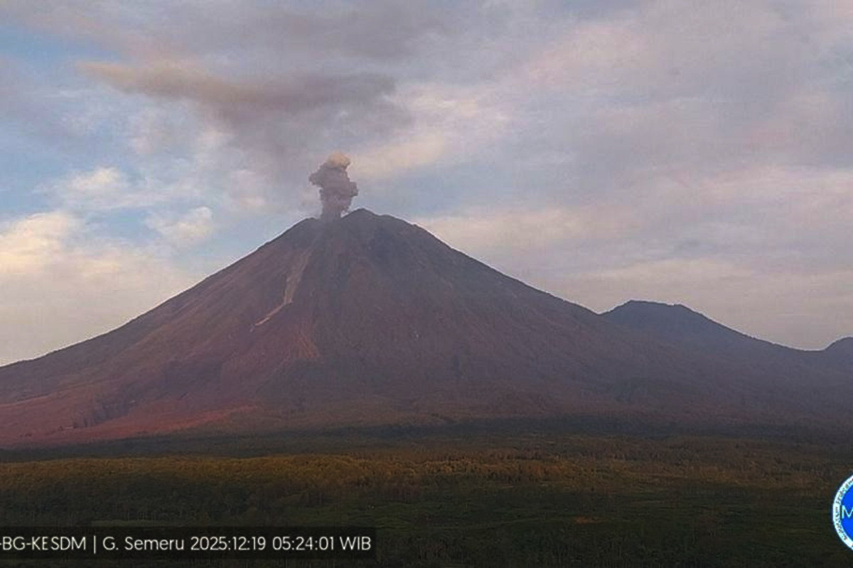 Gunung Semeru kembali erupsi dengan tinggi letusan 1 km.