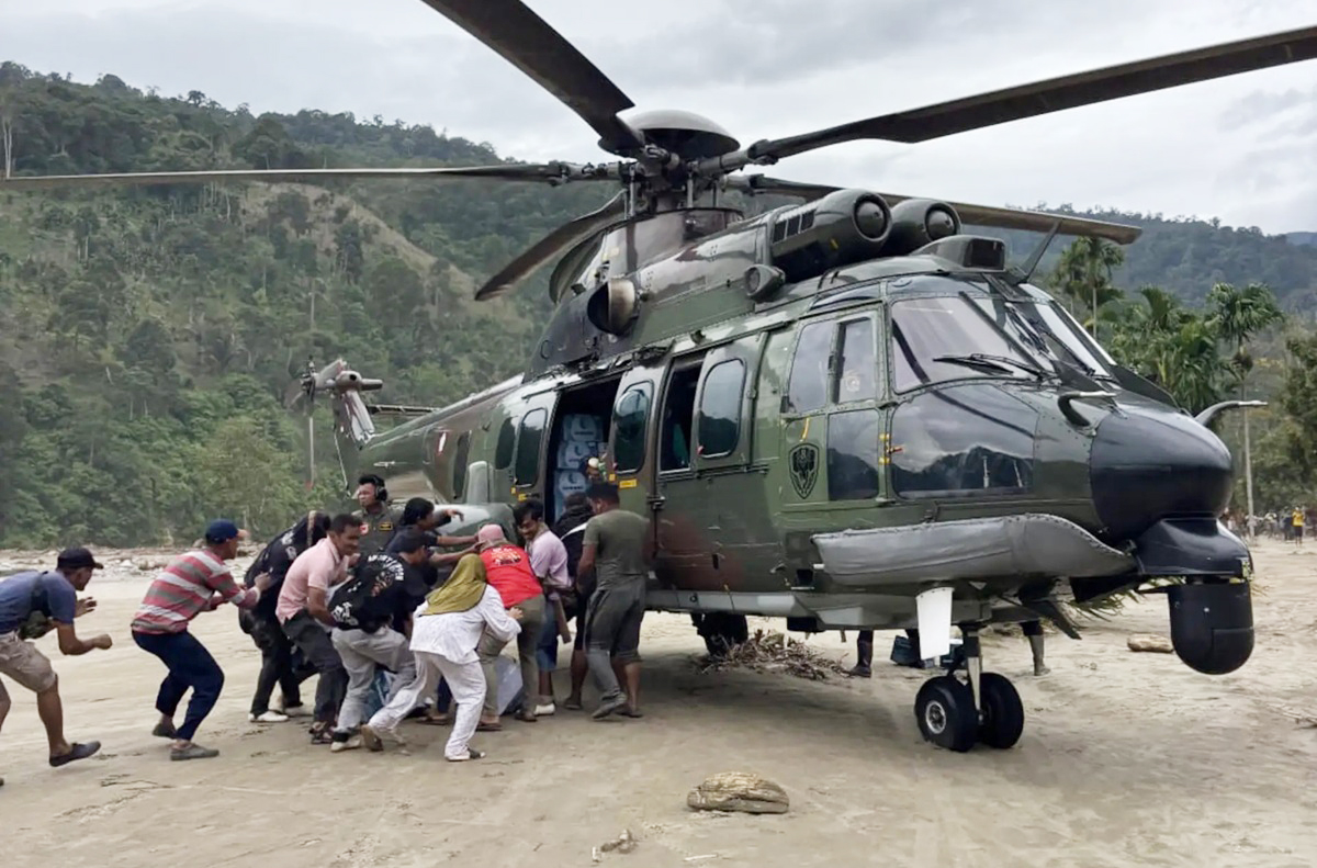 TNI AU kerahkan helicopter untuk salurkan bantuan pada warga Aceh.