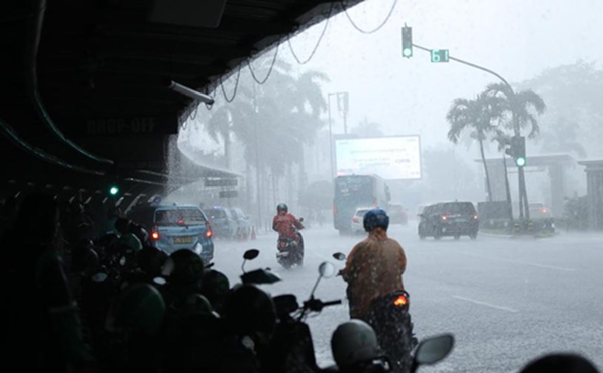 Hujan deras diprediksi akan guyur Jakarta besok.