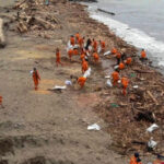 Sampah Pascabencana menumpuk di kota Padang.