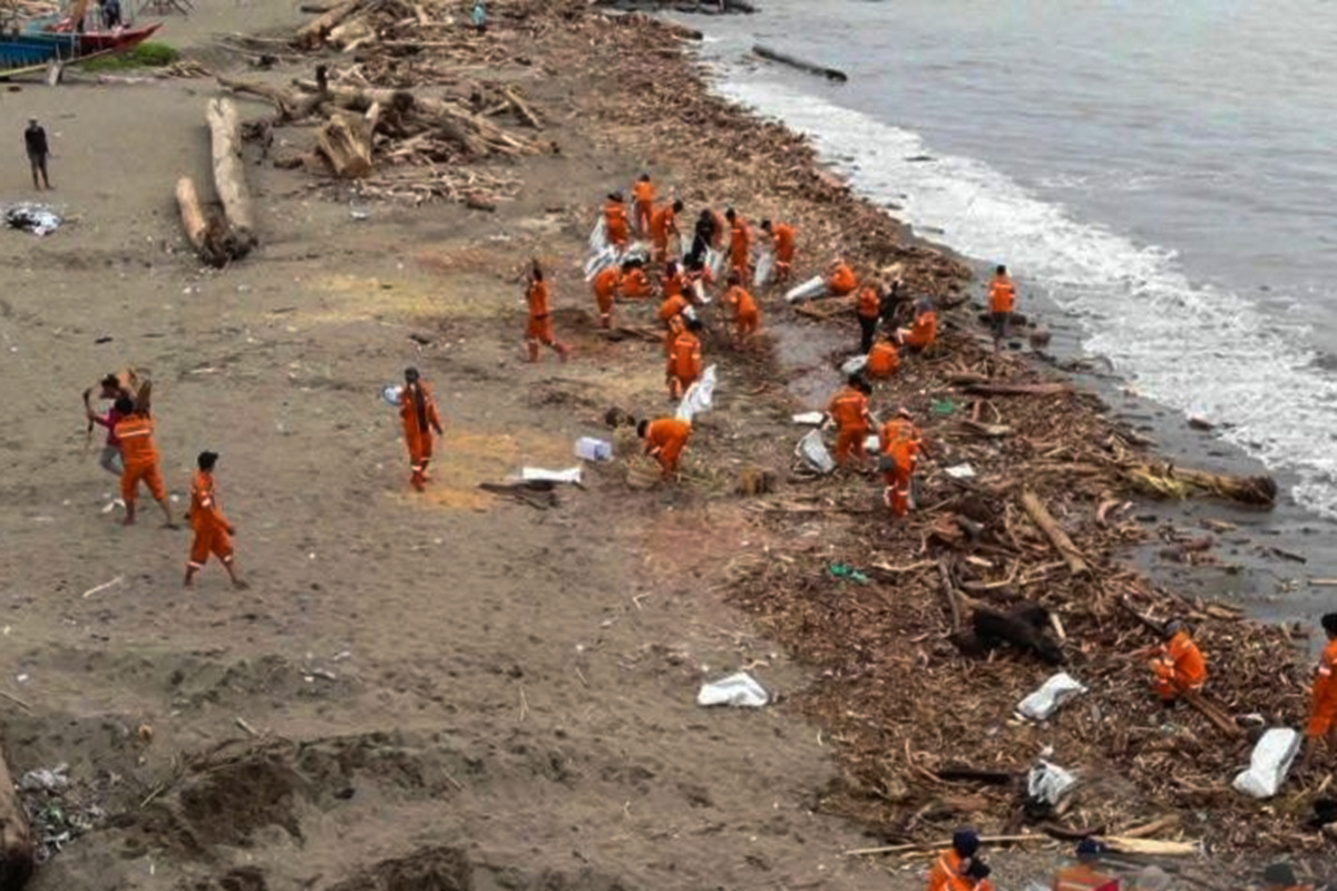 Sampah Pascabencana menumpuk di kota Padang.