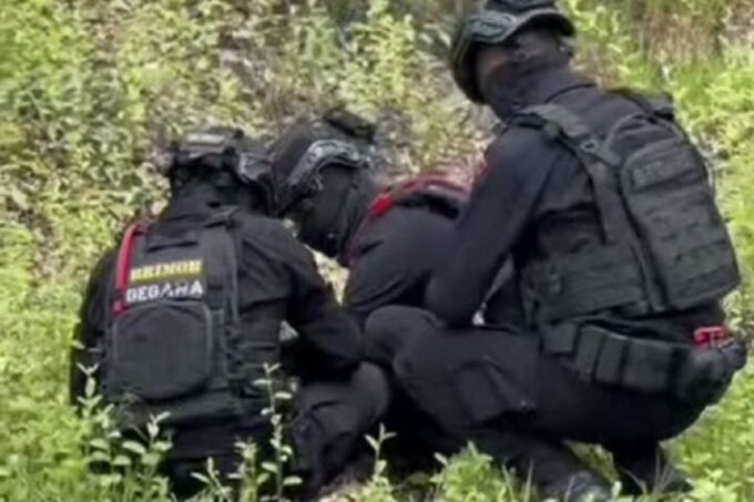 Aparat musnahkan benda diduga granat di Madiun. Foto: Humas Polres Madiun Kota