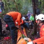 Tim SAR gabungan mengevakuasi pendaki yang meninggal di Gunung Rinjani. Foto: Humas SAR Mataram