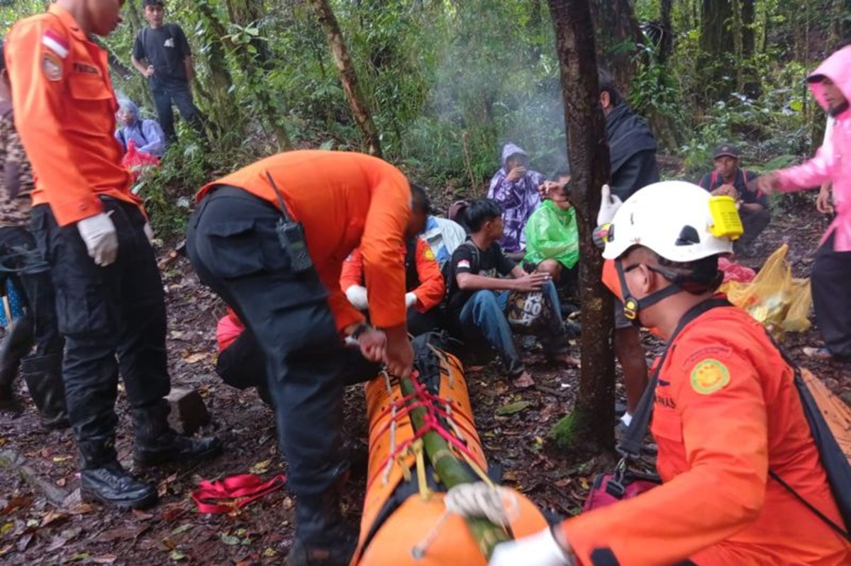 Tim SAR gabungan mengevakuasi pendaki yang meninggal di Gunung Rinjani. Foto: Humas SAR Mataram