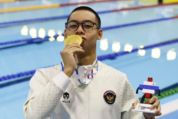 Perenang muda Indonesia, Jason Donovan Yusuf meraih medali emas di SEA Games 2025.