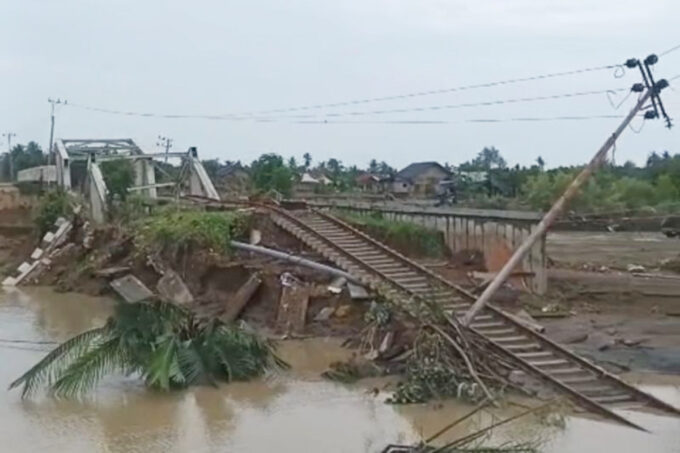 Jalur kereta api di Aceh rusak akibat diterjang arus banjir. Foto: KAI Sumut