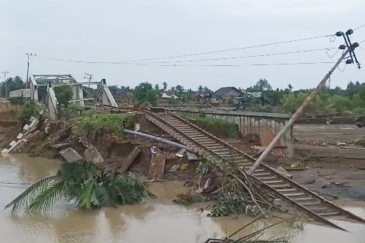 Jalur kereta api di Aceh rusak akibat diterjang arus banjir. Foto: KAI Sumut