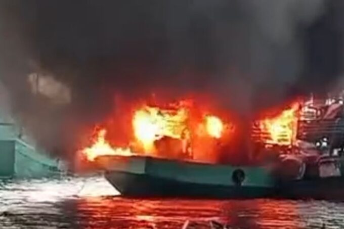 Sebuah kapal penangkap ikan terbakar di Pelabuhan Muara Baru.