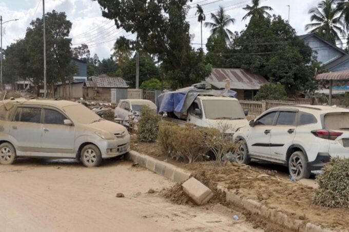 Kendaraan korban banjir di Aceh.