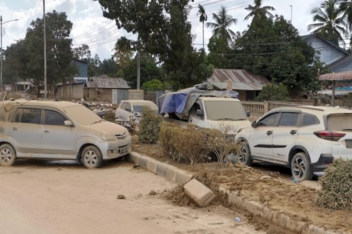 Kendaraan korban banjir di Aceh.