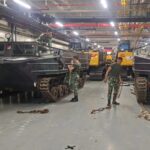 Marinir kerahkan ranpur untuk pemulihan bencana di Sumatra.