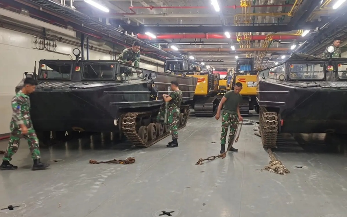 Marinir kerahkan ranpur untuk pemulihan bencana di Sumatra.