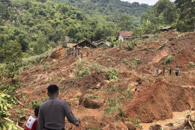 Tanah longsor landa Kabupaten Bandung.
