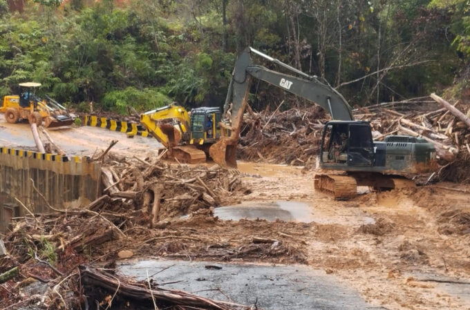 TNI kerahkan alat berat untuk bersihkan longsor di Tapanuli Tengah.