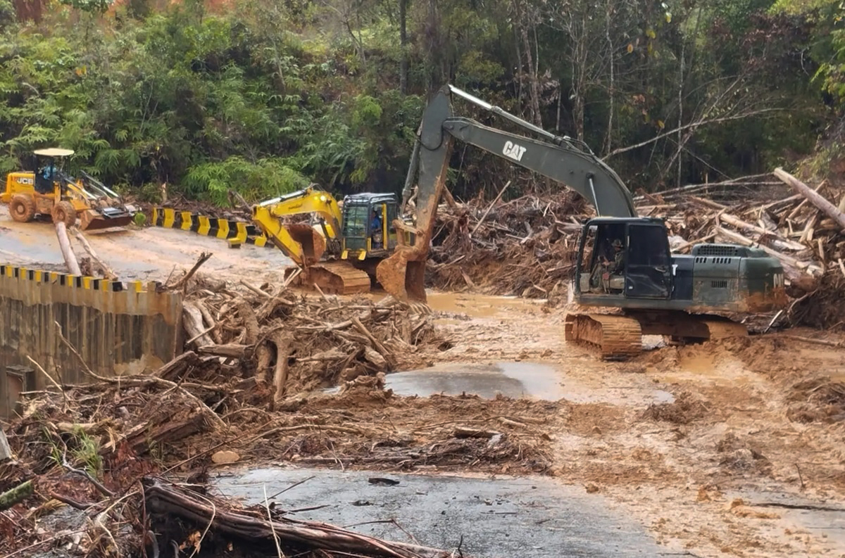 TNI kerahkan alat berat untuk bersihkan longsor di Tapanuli Tengah.