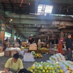 Sejumlah pedagang Pasar Induk Kramat Jati masih bertahan di lokasi kebakaran.