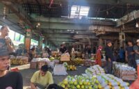 Sejumlah pedagang Pasar Induk Kramat Jati masih bertahan di lokasi kebakaran.