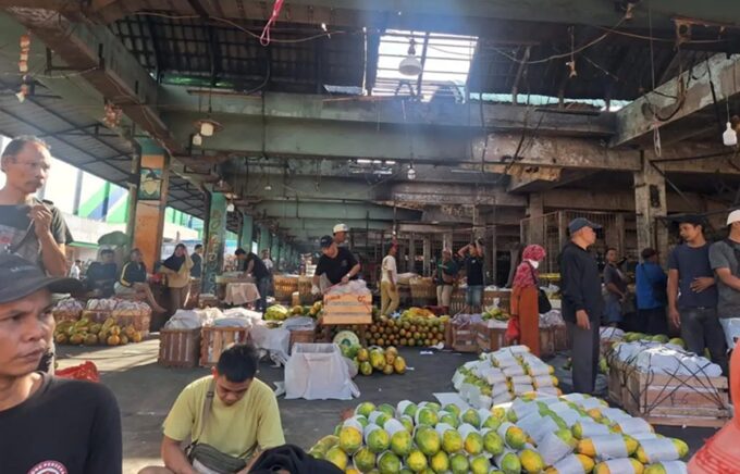 Sejumlah pedagang Pasar Induk Kramat Jati masih bertahan di lokasi kebakaran.