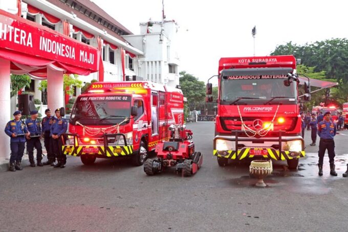 Pemkot Surabaya luncurkan robot pemadam kebakaran.