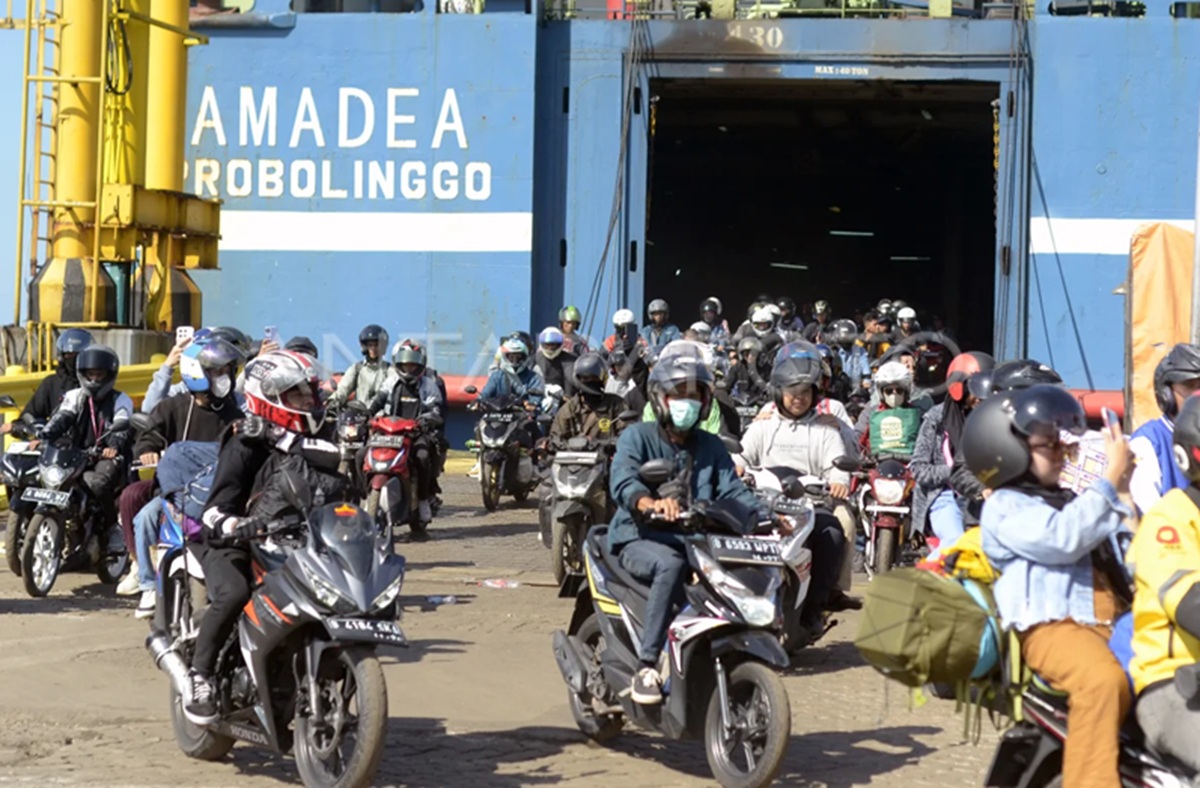 Banyak pemudik memilih menggunakan sepeda motor untuk kembali ke kampung halaman.