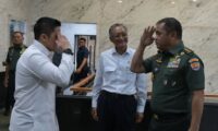 Pemulihan Sumatra Dipercepat, Seskab Teddy Koordinasi dengan Menteri PU dan KSAD