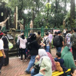 Pengunjung Taman Margasatwa Ragunan diminta tidak membuang sampah sembarangan.
