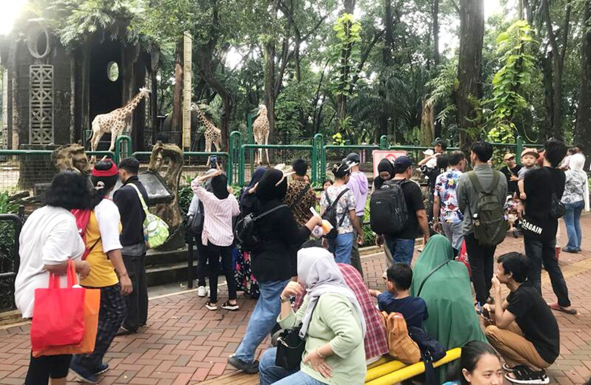 Pengunjung Taman Margasatwa Ragunan diminta tidak membuang sampah sembarangan.