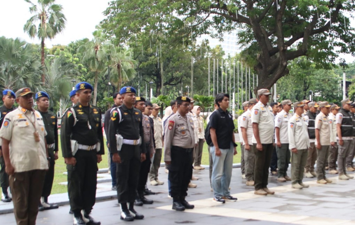 Petugas gabungan diterjunkan untuk awasi kembang api dan petasan di Jakarta.