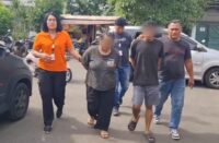 Pasutri pencuri uang pedagang bakso diringkus polisi. Foto: Polres Jakbar