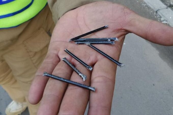 Ranjau paku masih jadi ancaman bagi pengguna jalan di Jakarta.