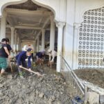 Relawan bersihkan masjid di Aceh yang terendam lumpur.