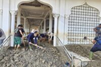 Relawan bersihkan masjid di Aceh yang terendam lumpur.