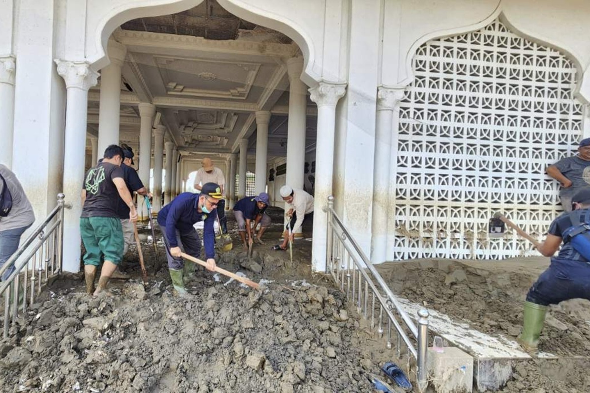Relawan bersihkan masjid di Aceh yang terendam lumpur.