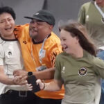 Pelatih Malaysia ikut selebrasi kemenangan skateboarder Indonesia. Foto: Tangkapan Layar