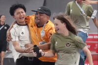 Pelatih Malaysia ikut selebrasi kemenangan skateboarder Indonesia. Foto: Tangkapan Layar